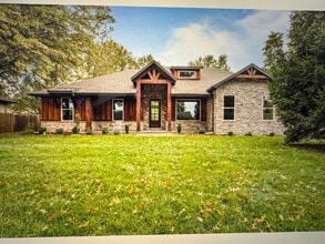 Building Photo - 104 W Aven Ave