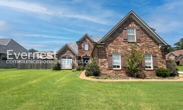 Building Photo - 4 Bed/2.5 Bath Home with Garage / Pet-Friendly / Vouchers Accepted / Available Now!