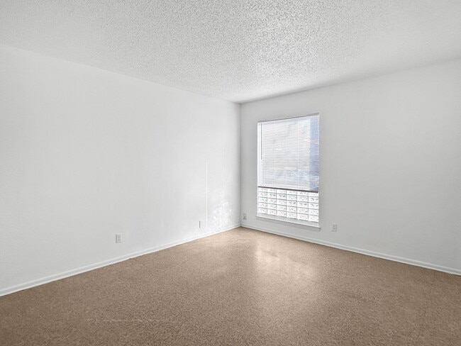 Building Photo - Corner-lot Home / 1.5 Bathroom Home