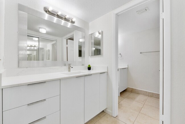 Building Photo - 9777 Westview Dr