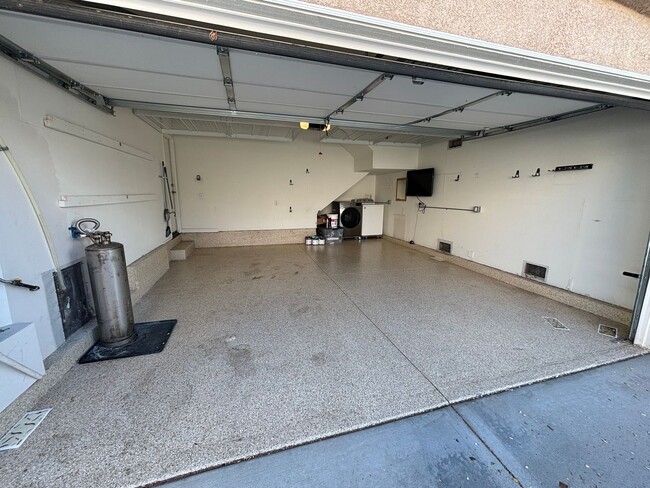 Building Photo - Charming 2-Bedroom Townhome in Valencia wi...