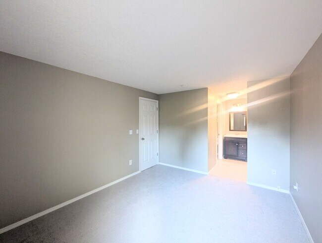Building Photo - 2Bd/1.25Ba Shoreline Condo