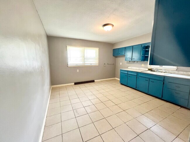 Building Photo - 2400 Burwell Ave