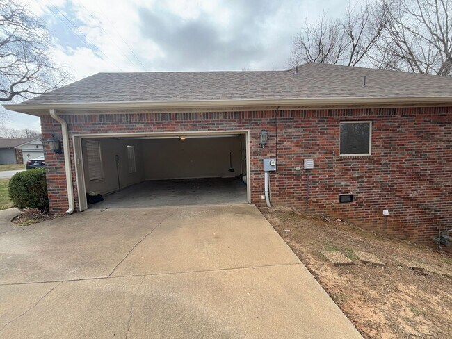 Building Photo - 3 Bedroom, 2 Full Bath, 2-car attached gar...