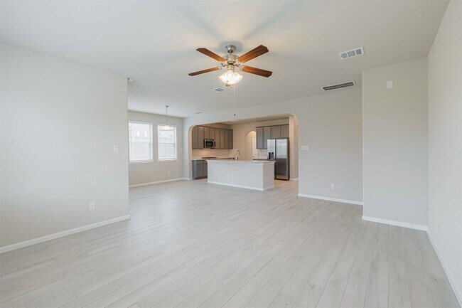 Building Photo - 3002 Roberta Sue Dr