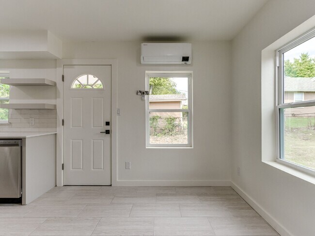 Building Photo - 1-Bedroom Apartment for Rent Near Midtown