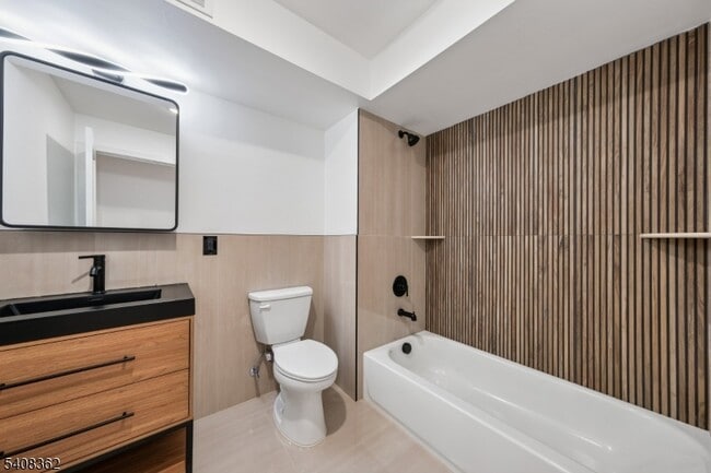 Building Photo - 52 James St