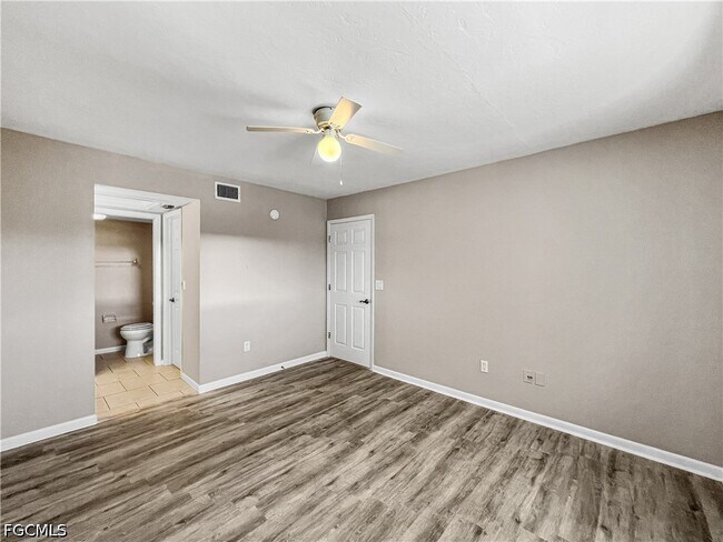 Building Photo - 4530 SW 10th Ave