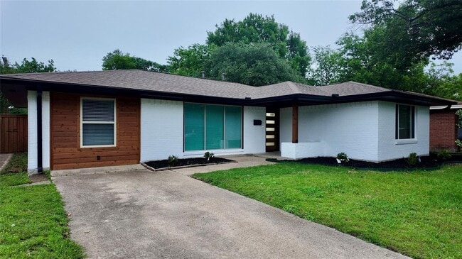Building Photo - Beautiful Lochwood Gem