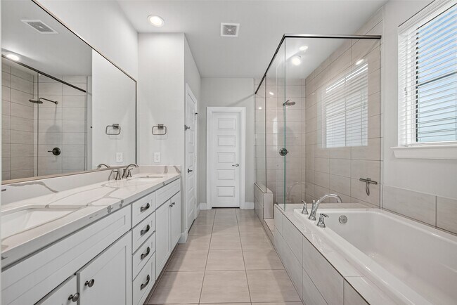 Building Photo - 2812 Grand Fountains Dr