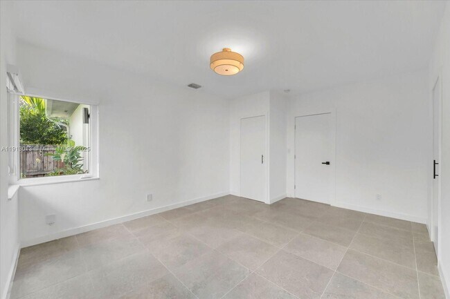 Building Photo - 863 NE 90th St