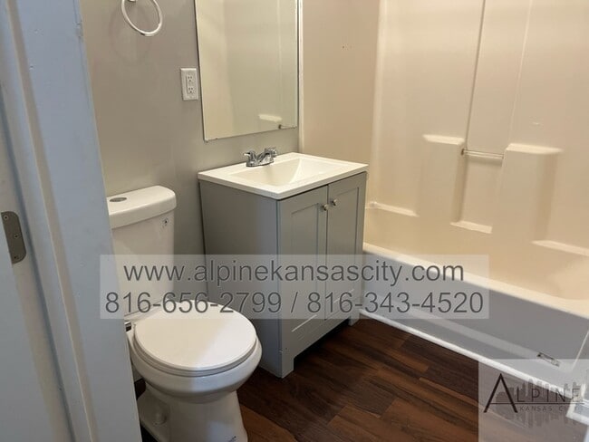 Building Photo - Spacious Upstairs Loft with Bathroom!