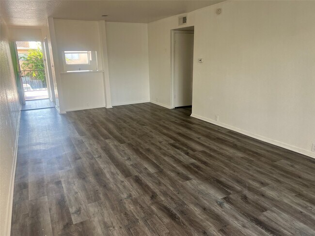 Building Photo - 3303 W Greenridge Dr