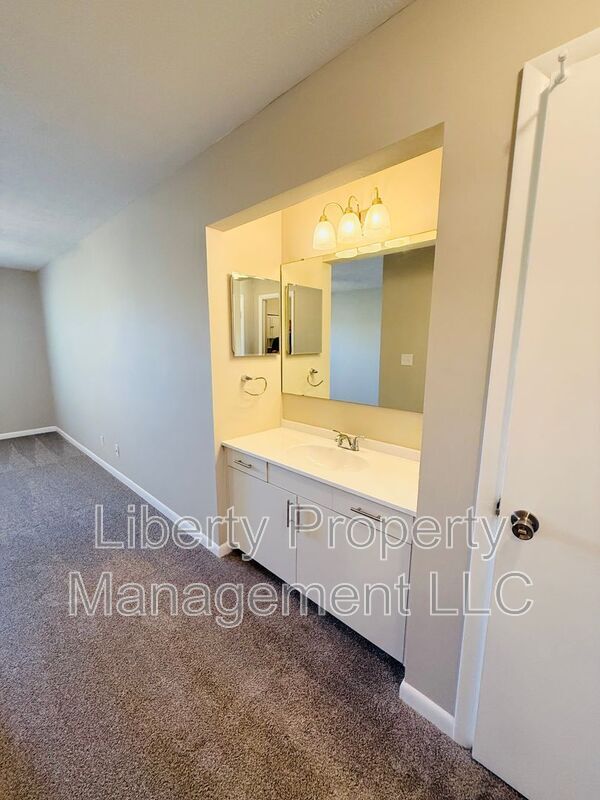 Building Photo - 664 Bartons Landing Pl