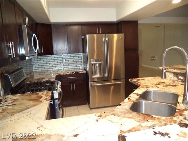 Building Photo - BEAUTIFUL FIRST FLOOR CONDO IN GATED COMMU...