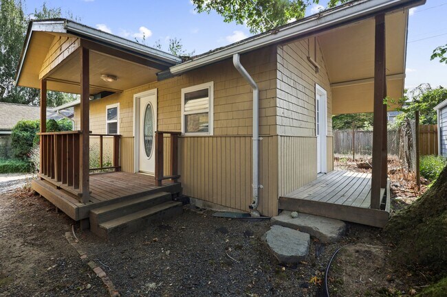 Building Photo - Fantastic location, move in ready! 1 bed, one bath, HUGE kitchen!