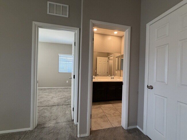 Building Photo - GATED 3 BED 3 BATH 2 CAR GARAGE TOWNHOUSE W/ BED AND BATH DOWNSTAIRS + LOFT & YARD. COMMUNITY FEA...