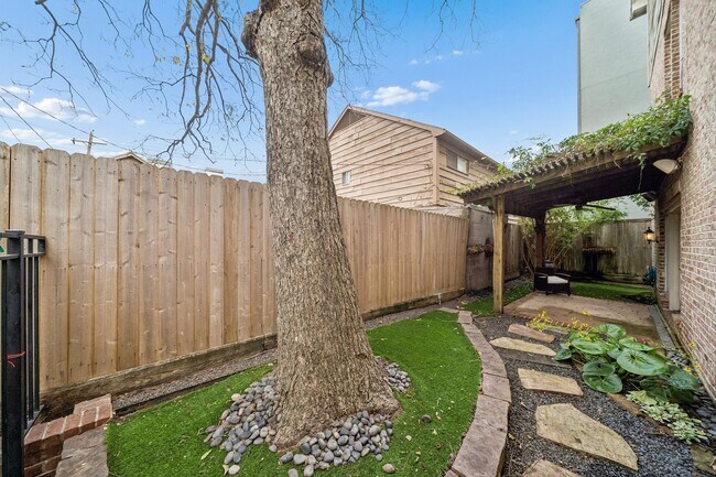 Building Photo - 2024 Vermont St