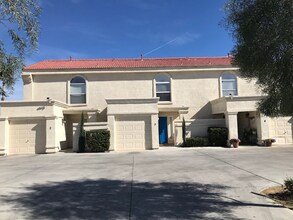 Building Photo - COMING SOON!! 2 Bed 2.5 Bath Apartment in ...