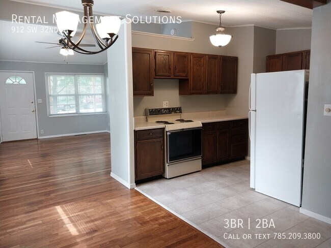 Building Photo - *BONUS LIVING ROOM* 912 SW 32nd St- 3 BED/...