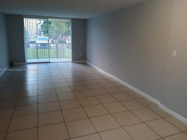 Building Photo - 9310 Fontainebleau Blvd