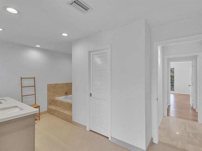 Building Photo - 4989 Pineview Cir