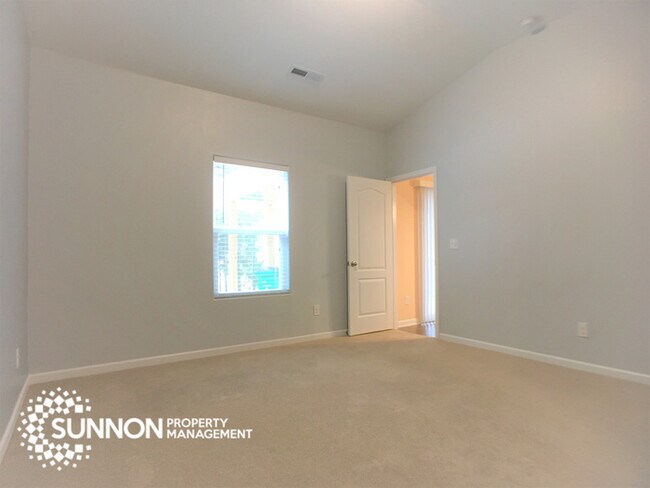 Building Photo - Beautiful 3BR 2BA Ranch with Backyard Oasis