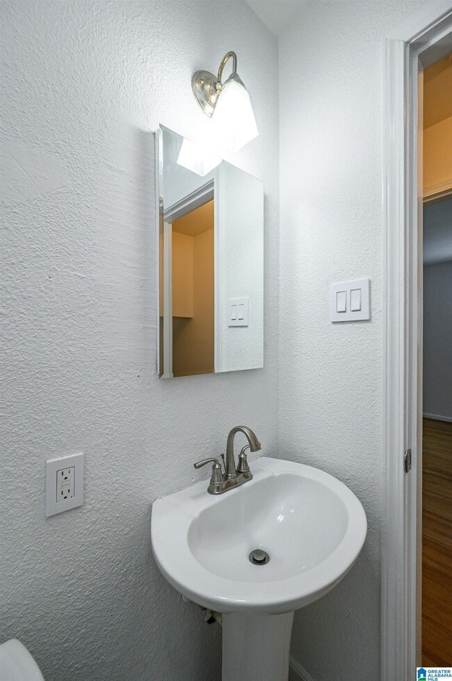 Building Photo - 1064 Sherbrooke Dr