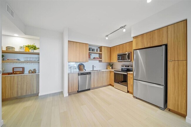 Building Photo - 555 NE 8th St