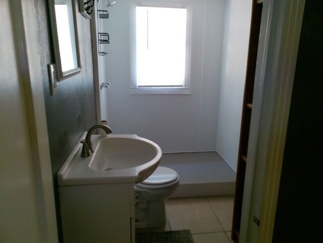 Building Photo - 1 Bedroom Newly Renovated Apartment Move-In Ready