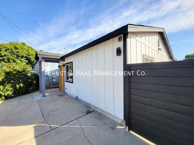 Building Photo - Fantastic 2 Bedroom 2 Bath Cozy House in C...