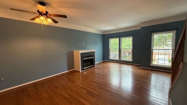 Building Photo - Glen Oaks Townhouse