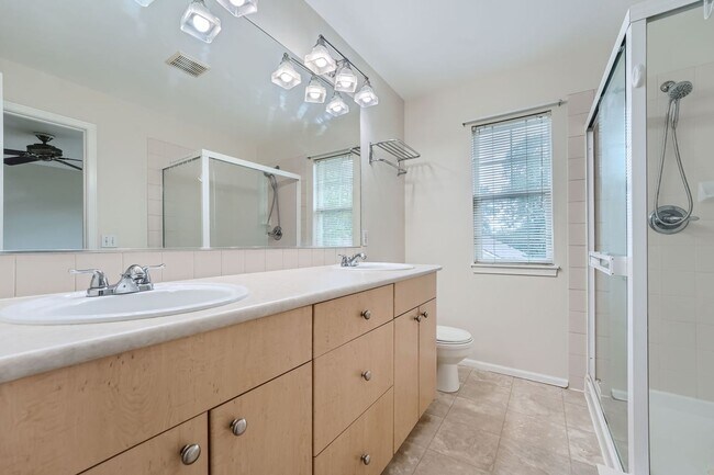 Building Photo - 3bed/2.5 End Townhome Unit with Attached Garage in Renton!