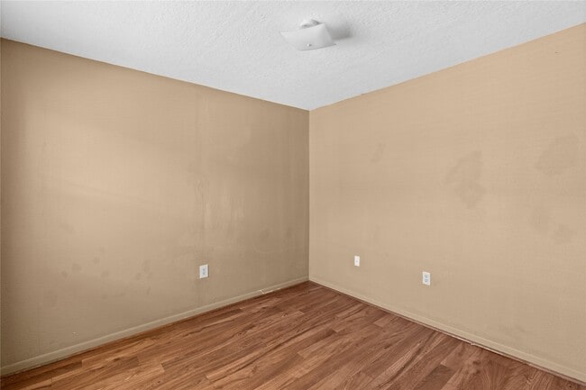 Building Photo - 2200 Peach Ave