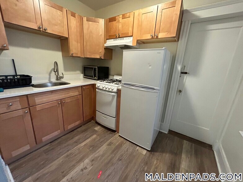 Building Photo - 349 Pleasant St