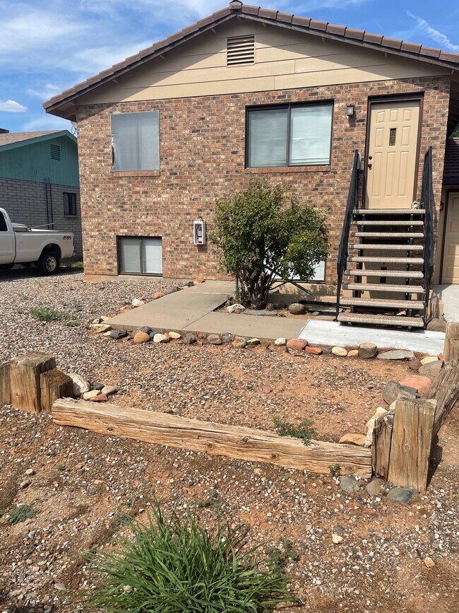 Building Photo - 2485 S Mountain View Dr