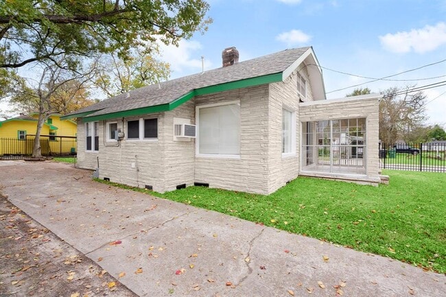 Building Photo - 5001 McKinney St
