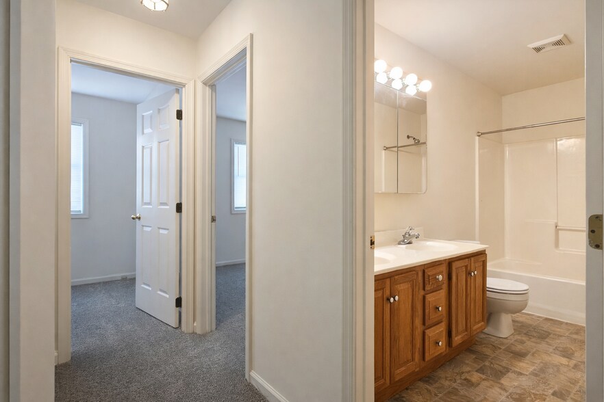 Building Photo - 83 Brookfield Rd