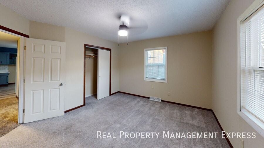 Building Photo - 3 Bedroom 1 Bathroom Unit