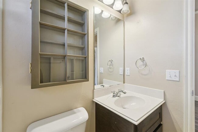 Building Photo - 16413 Village Green Dr