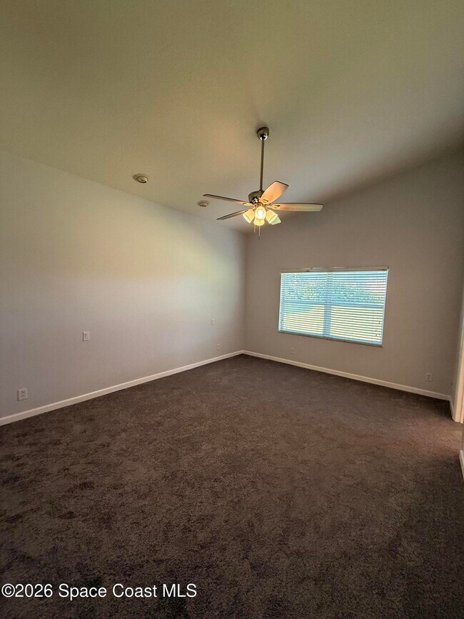 Building Photo - 633 NW Whitfield Way