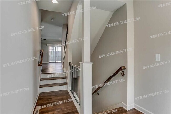 Building Photo - Like New Blue Valley Townhome-Available NOW!!