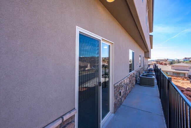 Building Photo - Comfortable Townhome Living with Pool Access