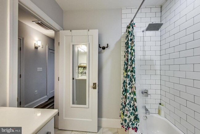 Building Photo - 819 D St NE