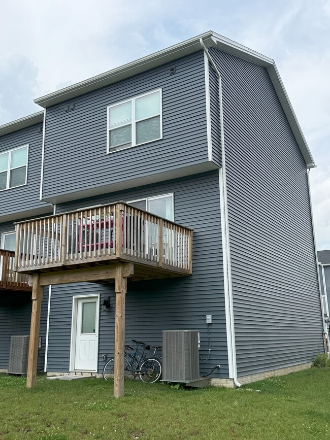 Building Photo - 120 Veery Wy