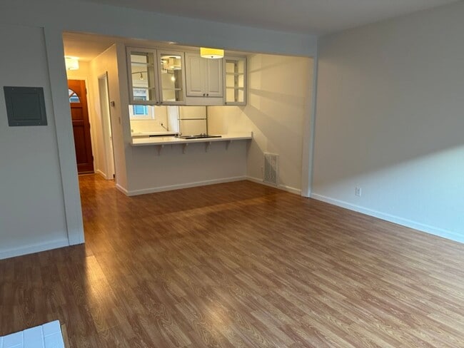 Building Photo - EPIC REA: 2 BR/1 BA Townhome w/ 1 Parking in Great Corte Madera