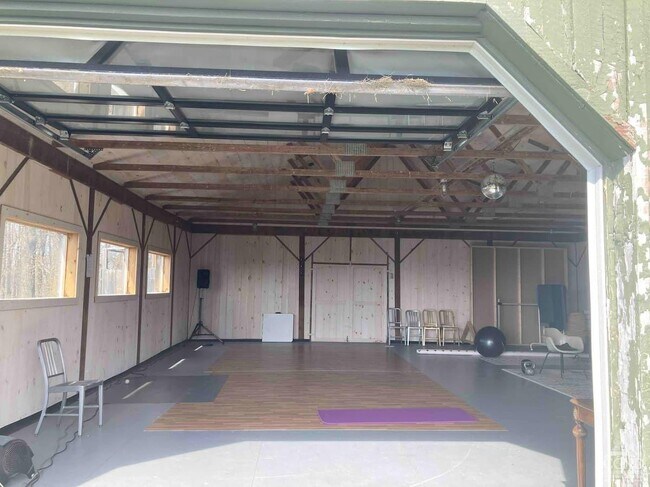 Building Photo - 483 Travis Hill Rd