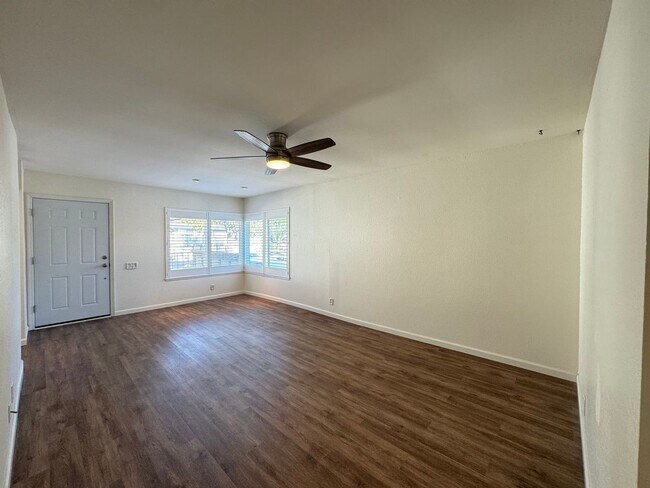 Building Photo - Beautiful & Bright 2Bd/1.5Ba Condo in Mission Viejo w/AC & Garage!