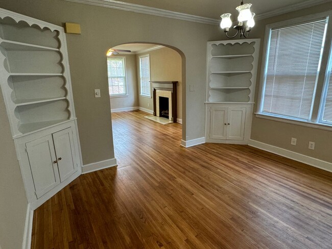 Building Photo - Gorgeous Features! 3 Bedroom with Bonus room