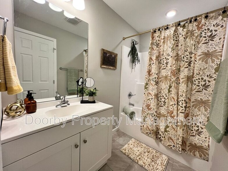 Building Photo - 2106 Duncan Ave